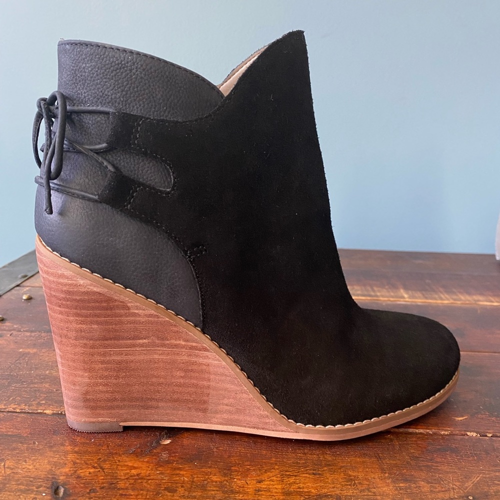 Hinge Black Suede Boots Size 8.5